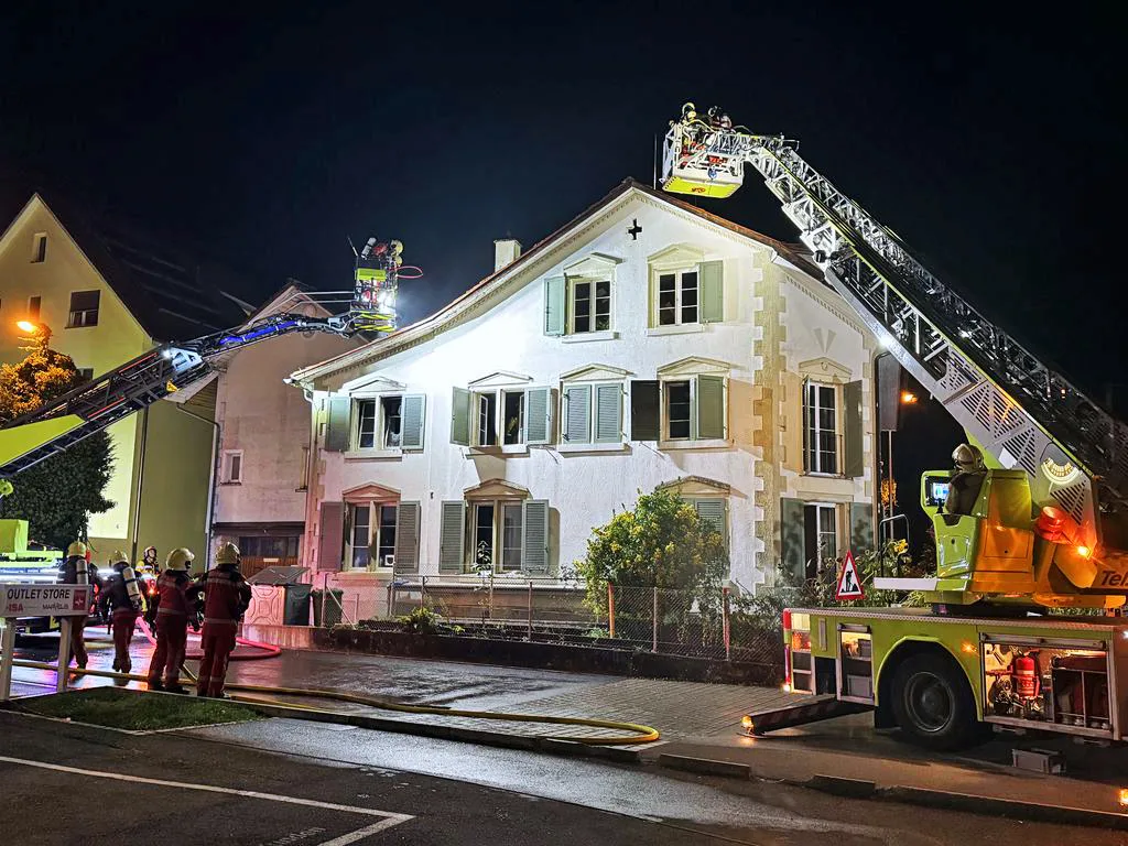 Die Feuerwehr Volketswil war mit einer zweiten Autodrehleiter vor Ort. Brand in Mehrfamilienhaus in Uster.